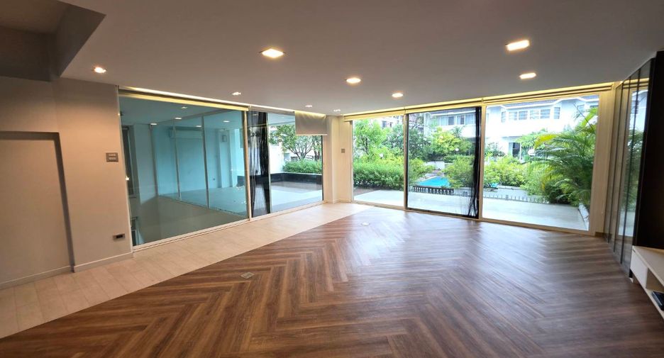 For sale 5 bedrooms townhouse in Watthana, Bangkok