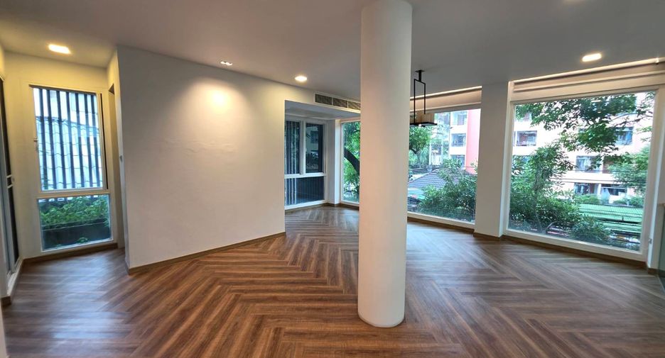 For sale 5 bedrooms townhouse in Watthana, Bangkok