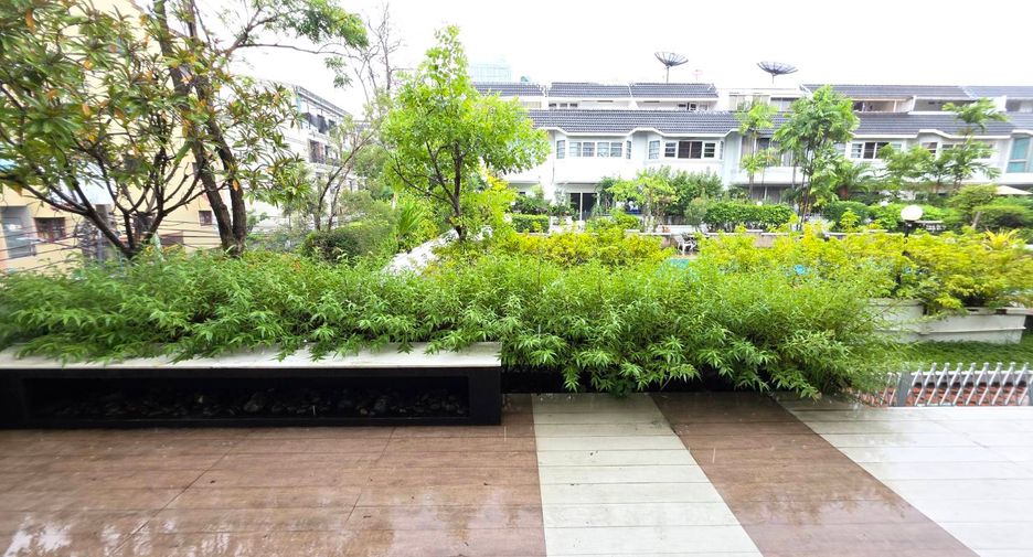 For sale 5 bedrooms townhouse in Watthana, Bangkok
