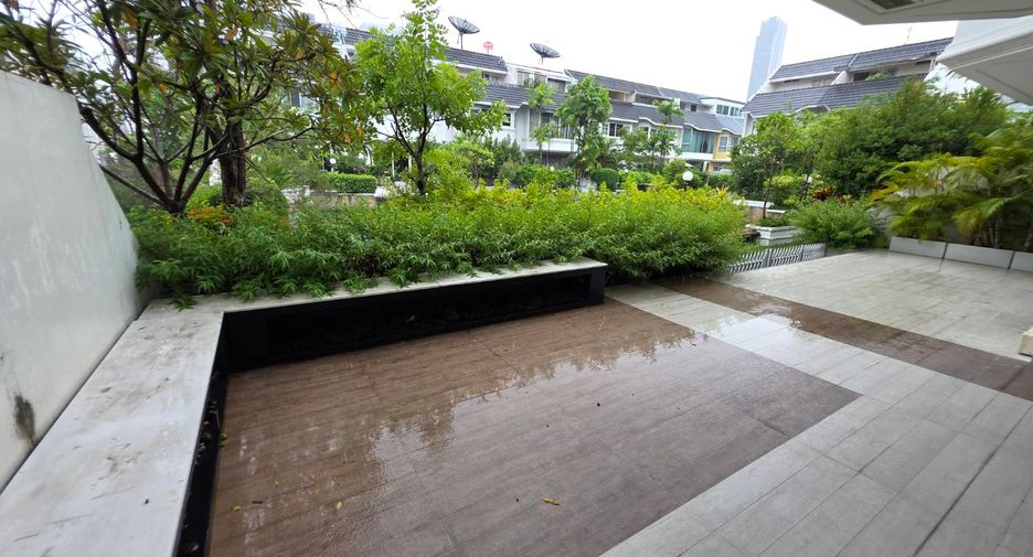 For sale 5 bedrooms townhouse in Watthana, Bangkok