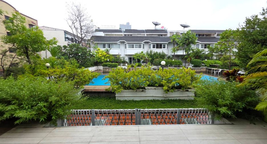 For sale 5 bedrooms townhouse in Watthana, Bangkok
