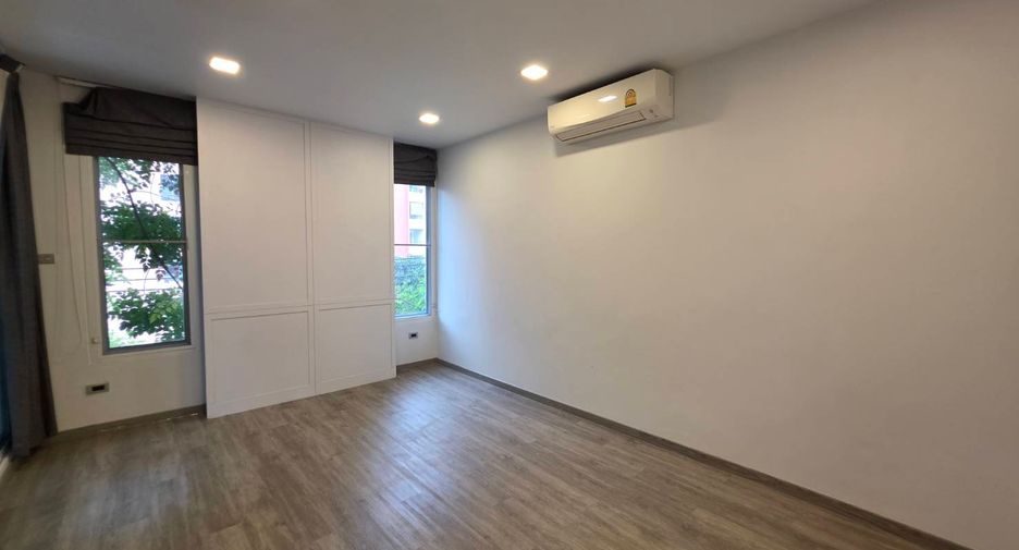 For sale 5 bedrooms townhouse in Watthana, Bangkok