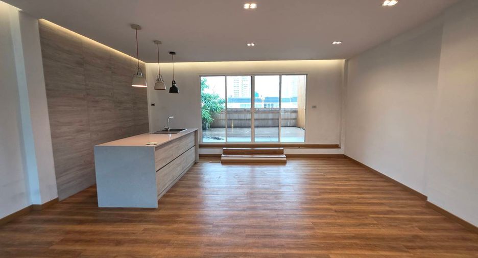For sale 5 bedrooms townhouse in Watthana, Bangkok