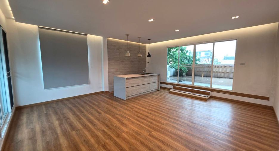 For sale 5 bedrooms townhouse in Watthana, Bangkok