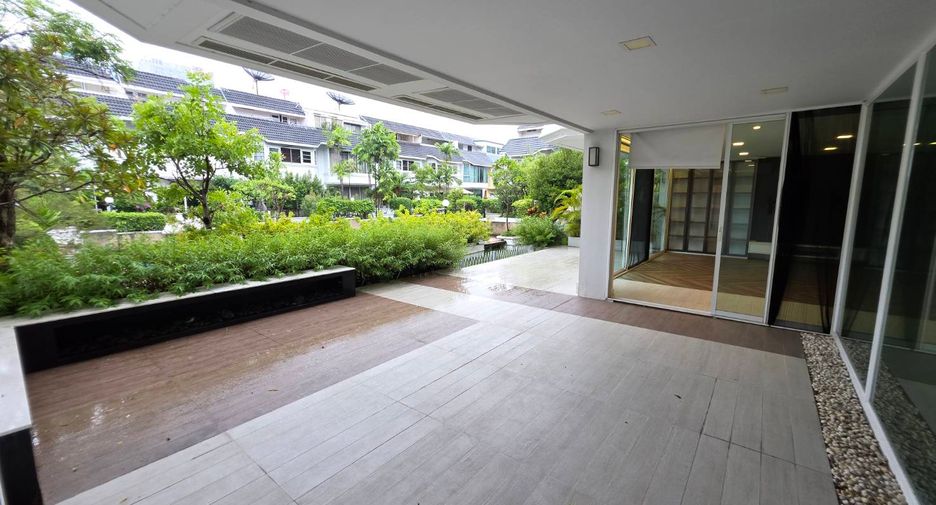 For sale 5 bedrooms townhouse in Watthana, Bangkok
