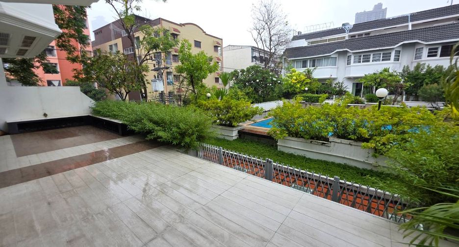 For sale 5 bedrooms townhouse in Watthana, Bangkok