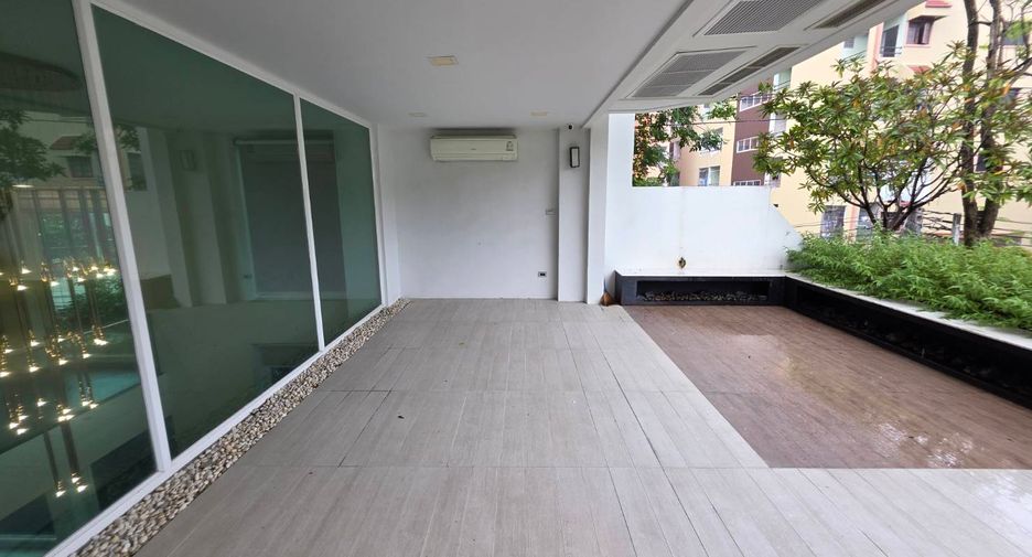 For sale 5 bedrooms townhouse in Watthana, Bangkok