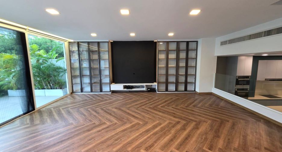 For sale 5 bedrooms townhouse in Watthana, Bangkok