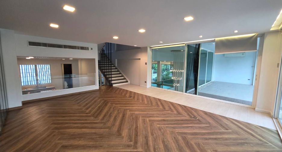 For sale 5 bedrooms townhouse in Watthana, Bangkok