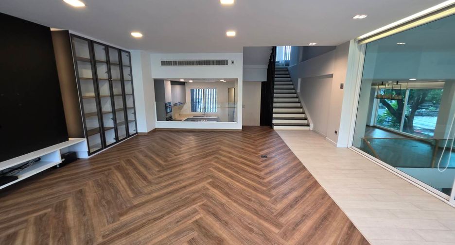 For sale 5 bedrooms townhouse in Watthana, Bangkok
