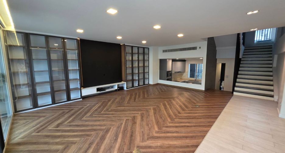For sale 5 bedrooms townhouse in Watthana, Bangkok