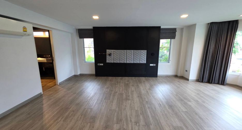 For sale 5 bedrooms townhouse in Watthana, Bangkok