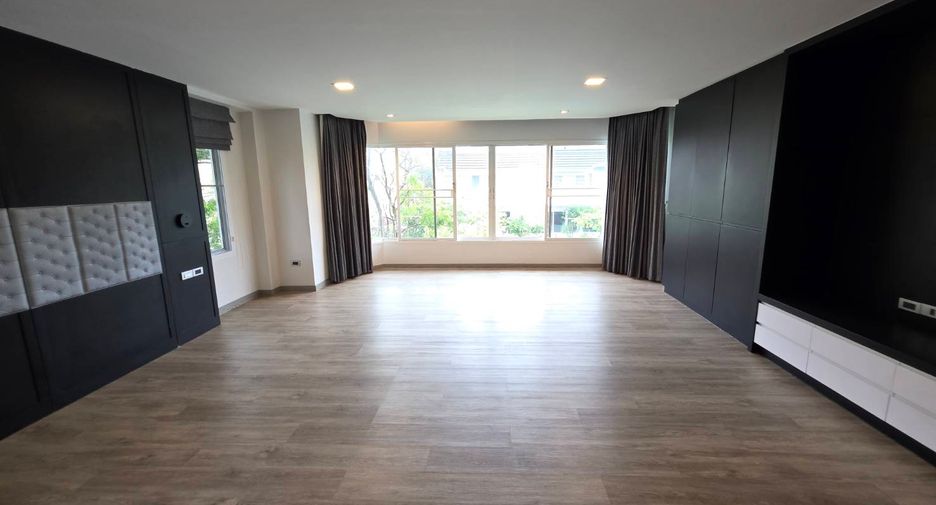 For sale 5 bedrooms townhouse in Watthana, Bangkok