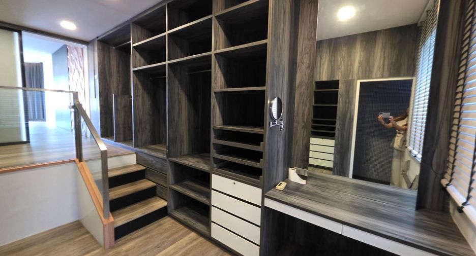 For sale 5 bedrooms townhouse in Watthana, Bangkok