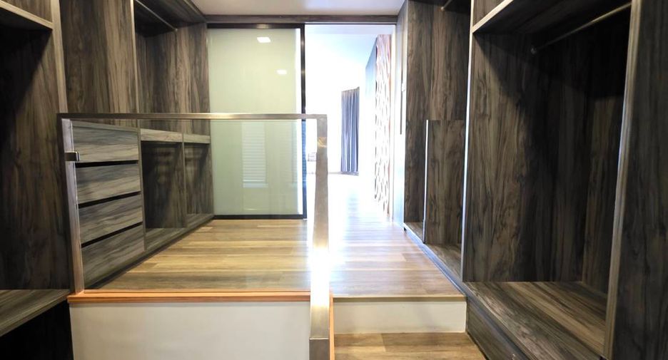 For sale 5 bedrooms townhouse in Watthana, Bangkok