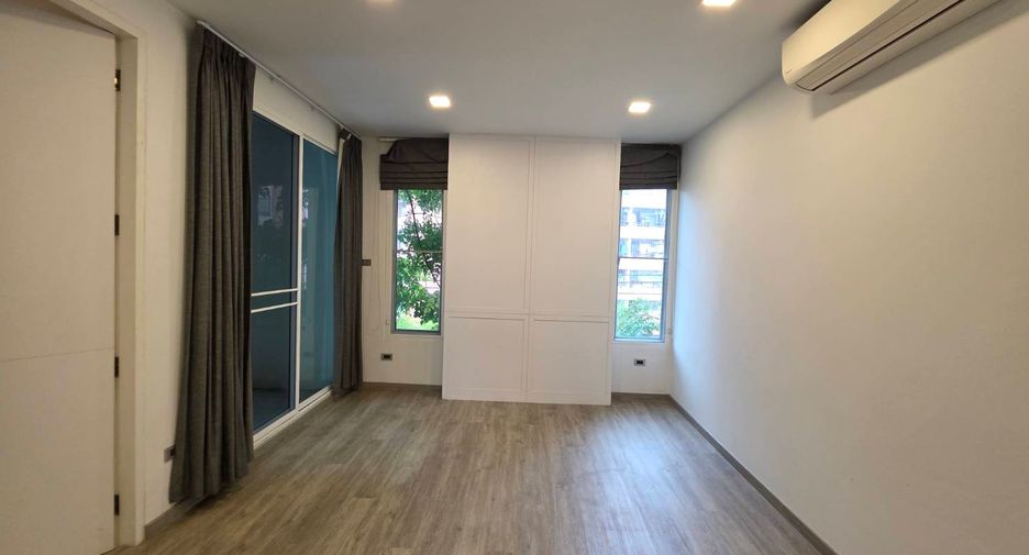 For sale 5 bedrooms townhouse in Watthana, Bangkok