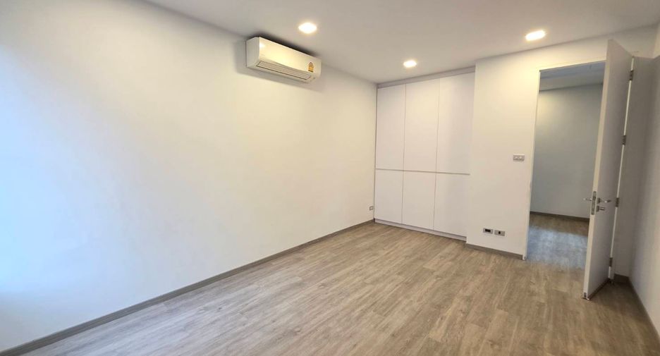 For sale 5 bedrooms townhouse in Watthana, Bangkok
