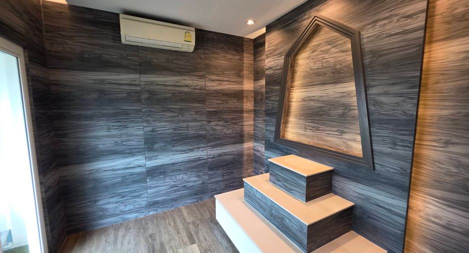 For sale 5 bedrooms townhouse in Watthana, Bangkok