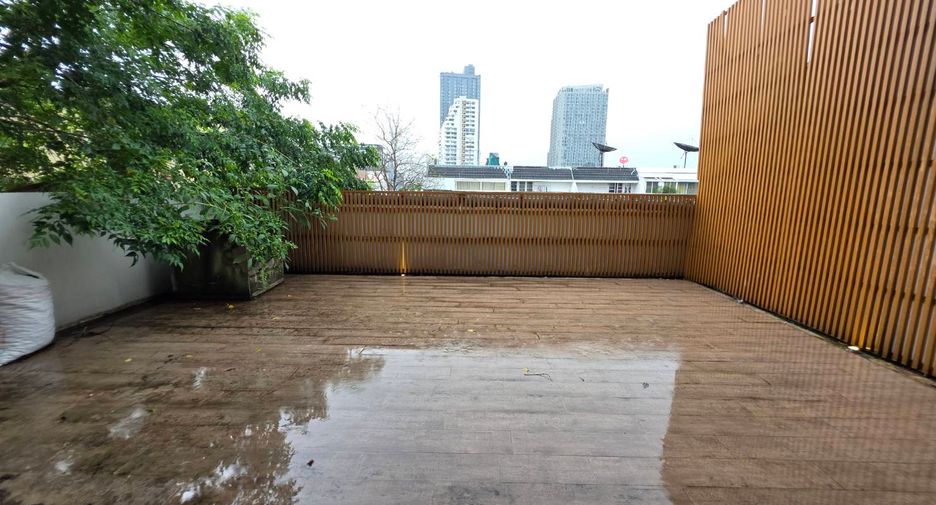 For sale 5 bedrooms townhouse in Watthana, Bangkok