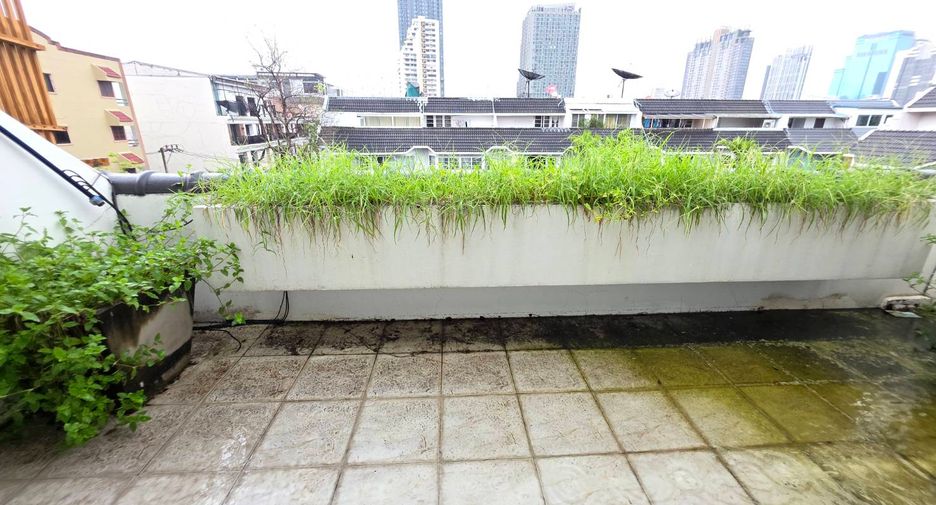 For sale 5 bedrooms townhouse in Watthana, Bangkok