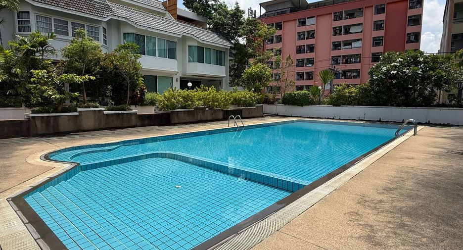 For sale 5 bedrooms townhouse in Watthana, Bangkok