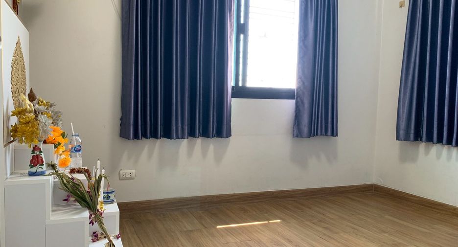 For sale 4 bedrooms townhouse in Lat Lum Kaeo, Pathum Thani