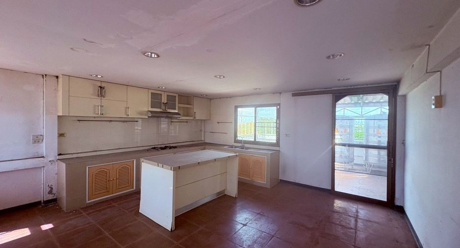 For sale 7 bedrooms retail Space in Bang Khae, Bangkok