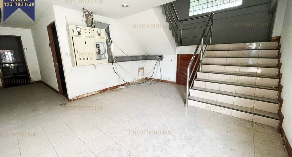 Almacén en venta de 10 habitaciones en Bang Na, Bangkok