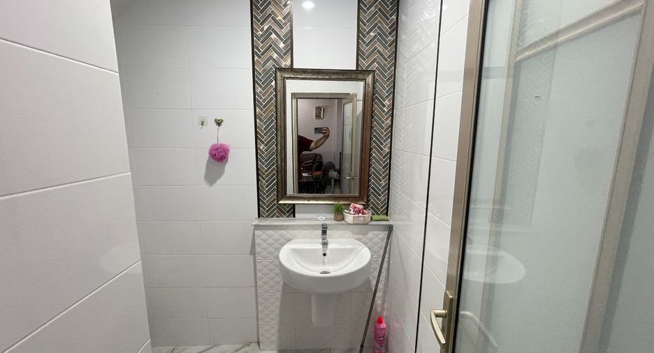 For sale 3 bedrooms townhouse in Mueang Samut Sakhon, Samut Sakhon