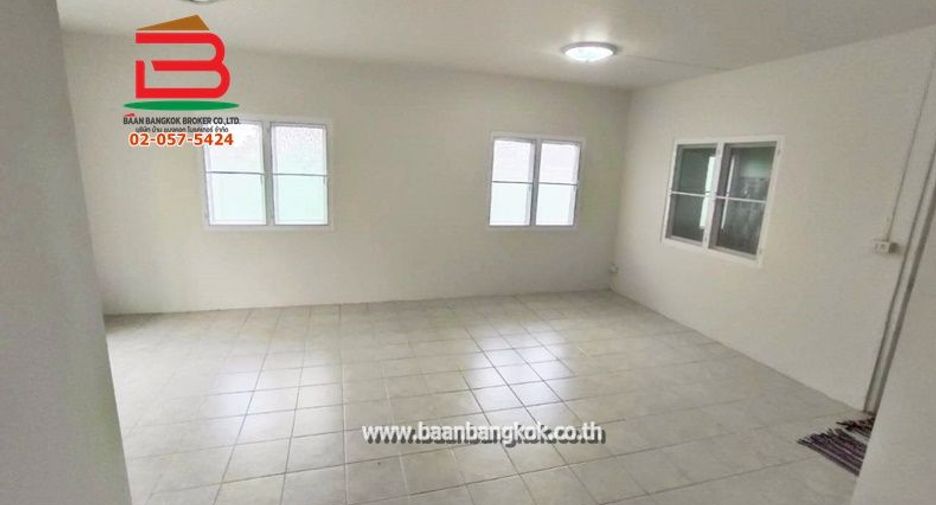 For sale 3 bedrooms townhouse in Bang Nam Priao, Chachoengsao