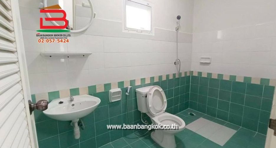 For sale 3 bedrooms townhouse in Bang Nam Priao, Chachoengsao