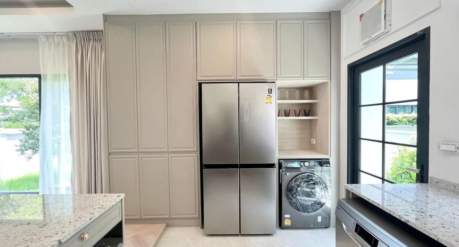 Casa en alquiler y en venta de 4 habitaciones en Bang Phli, Samut Prakan