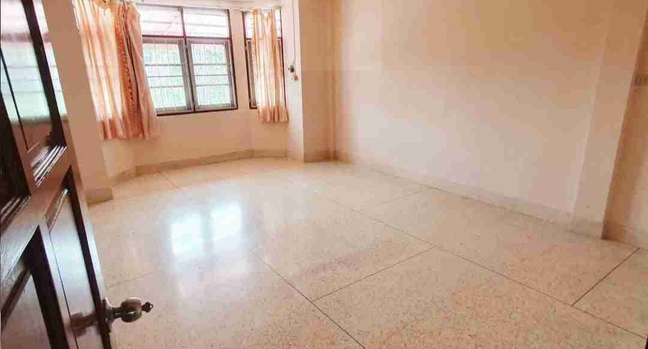 Local comercial en venta de 6 habitaciones en Bang Kruai, Nonthaburi