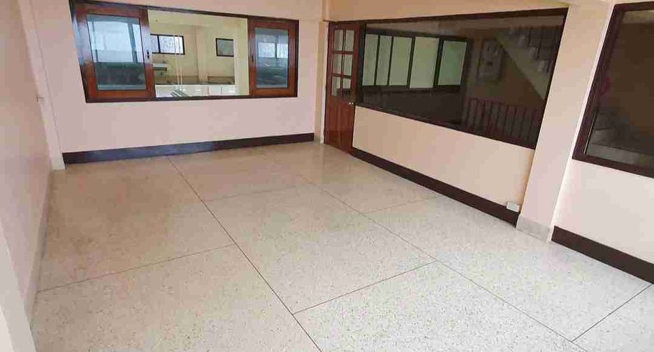 Local comercial en venta de 6 habitaciones en Bang Kruai, Nonthaburi