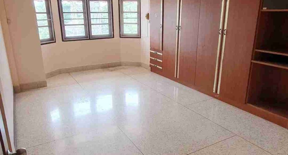 Local comercial en venta de 6 habitaciones en Bang Kruai, Nonthaburi