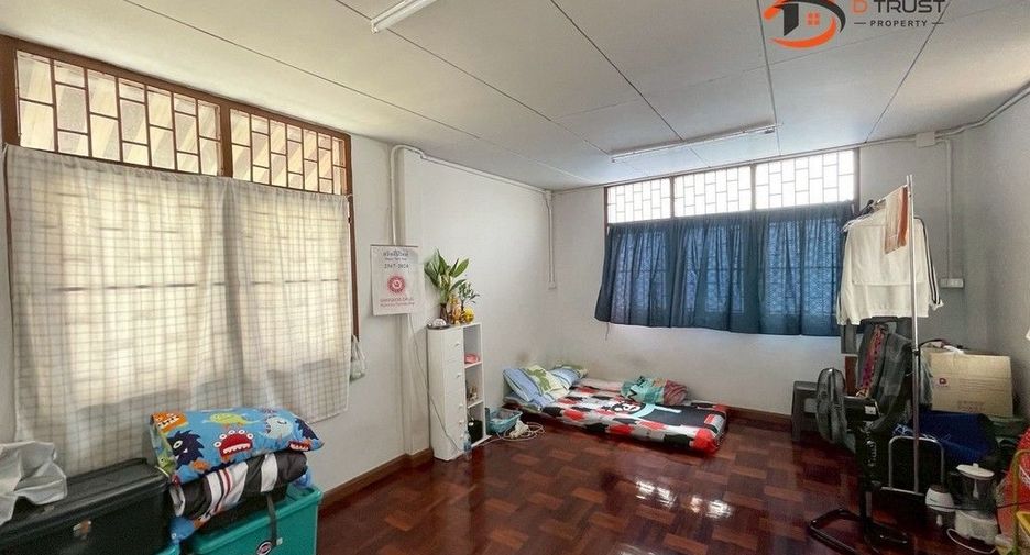 For sale 3 bedrooms retail Space in Bang Rak, Bangkok