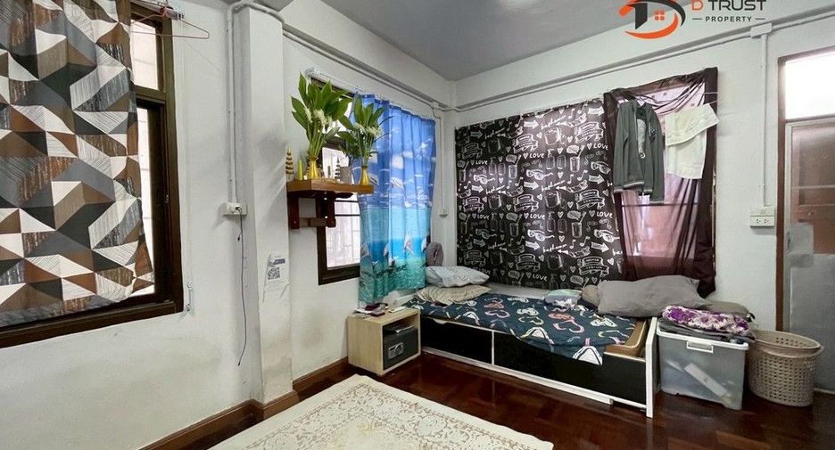 For sale 3 bedrooms retail Space in Bang Rak, Bangkok