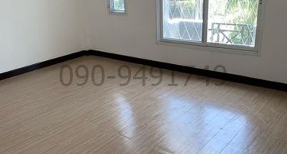 For rent 3 bedrooms townhouse in Khlong Sam Wa, Bangkok