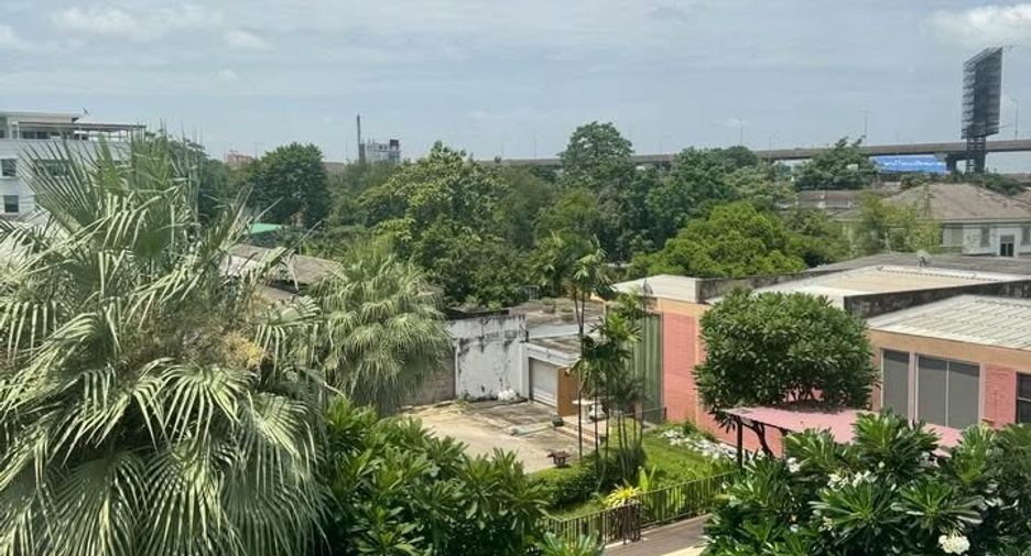 Casa adosada en alquiler de 4 habitaciones en Phra Khanong, Bangkok