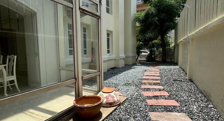 Casa adosada en alquiler de 4 habitaciones en Phra Khanong, Bangkok