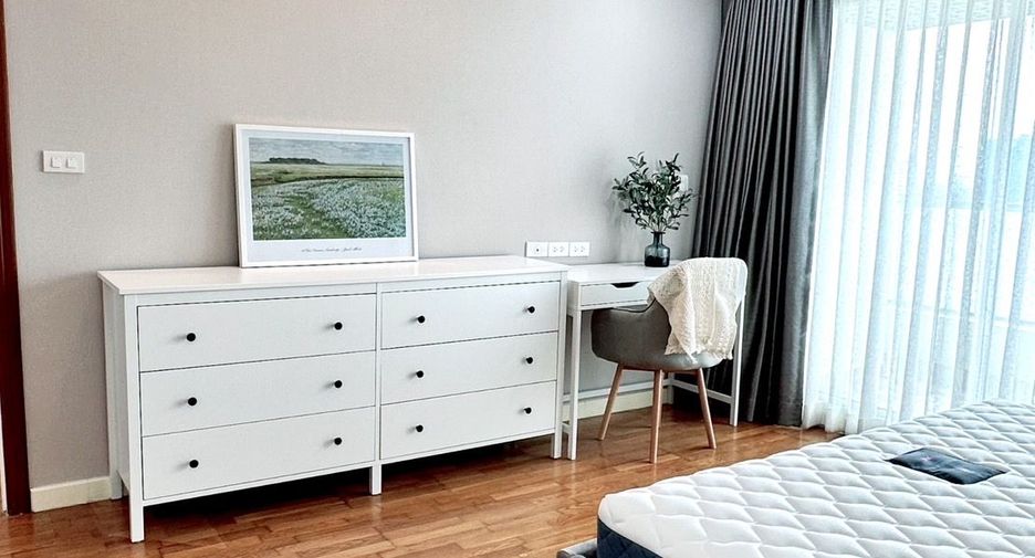 For rent 2 bedrooms condo in Yan Nawa, Bangkok