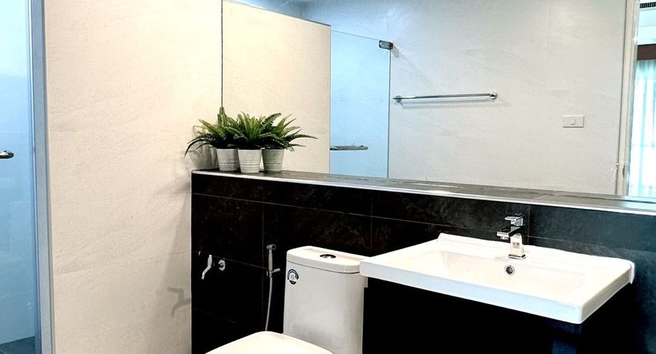 For rent 2 bedrooms condo in Yan Nawa, Bangkok