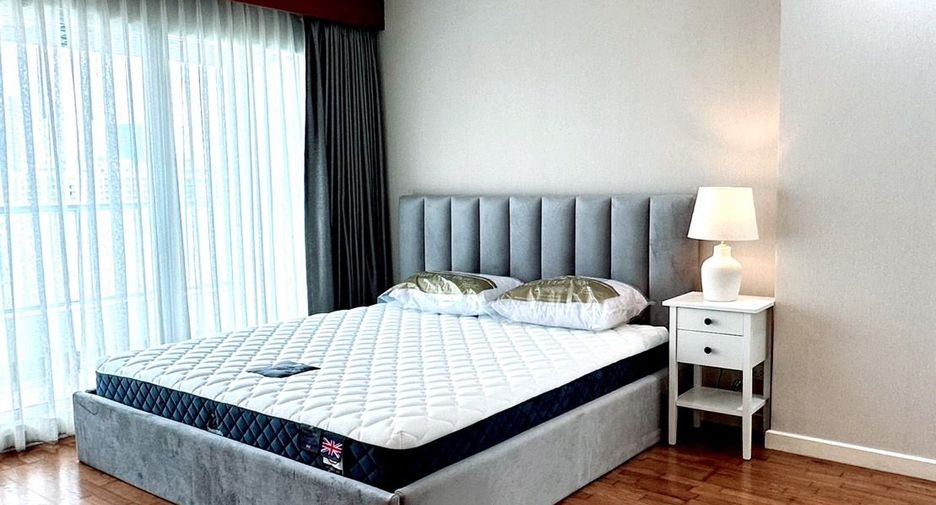 For rent 2 bedrooms condo in Yan Nawa, Bangkok