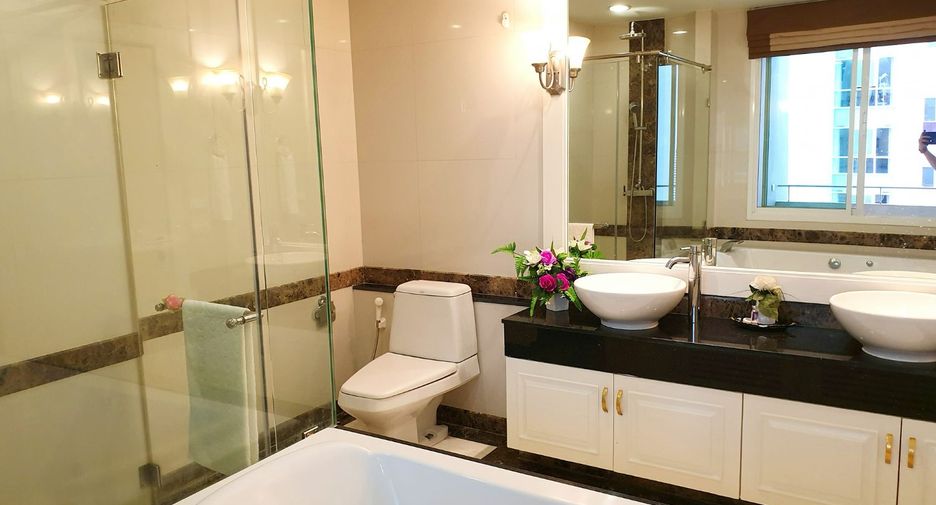 À louer 4 chambres appartement avec services à Watthana, Bangkok