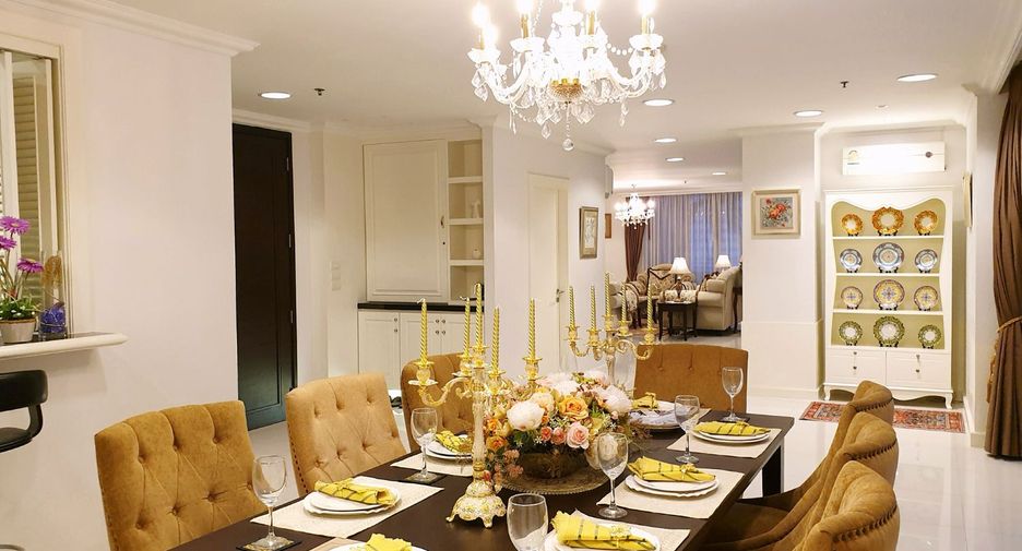 À louer 4 chambres appartement avec services à Watthana, Bangkok