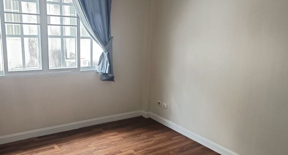 Casa adosada en alquiler de 3 habitaciones en Bang Kapi, Bangkok