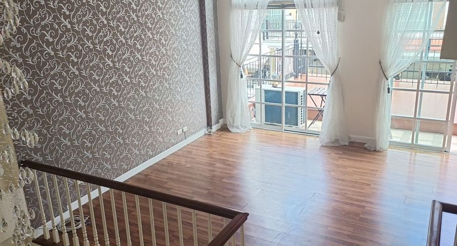 Casa adosada en alquiler de 3 habitaciones en Bang Kapi, Bangkok