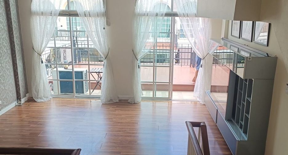 Casa adosada en alquiler de 3 habitaciones en Bang Kapi, Bangkok
