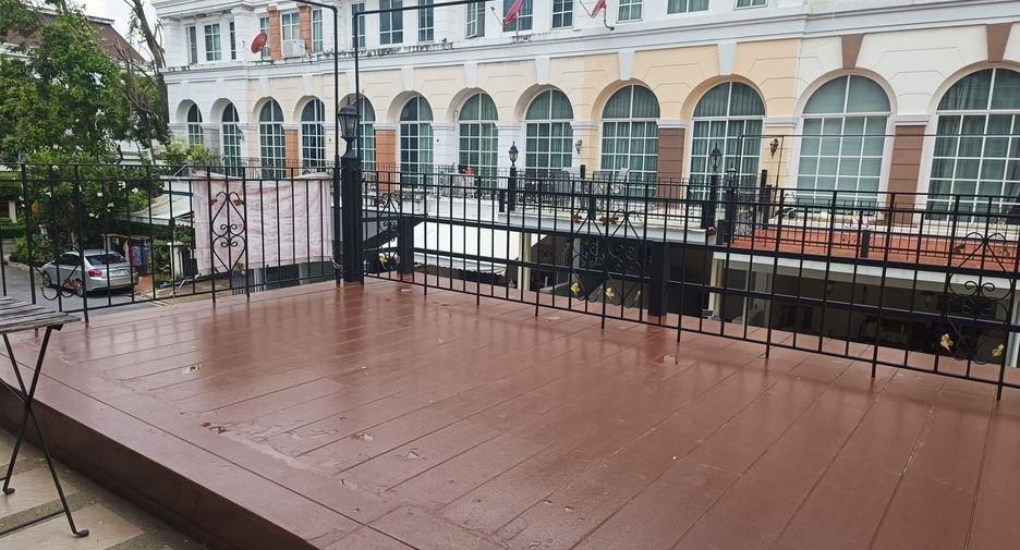 Casa adosada en alquiler de 3 habitaciones en Bang Kapi, Bangkok