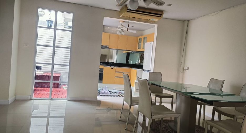 Casa adosada en alquiler de 3 habitaciones en Bang Kapi, Bangkok